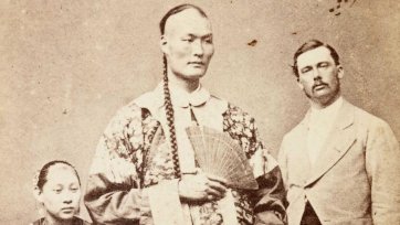 Chang the Chinese giant and party Chang the Chinese giant and party