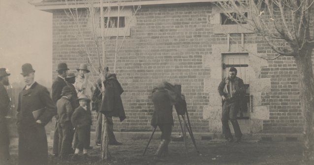 Joe Byrne&rsquo;s body displayed for photographers at Benalla police station 