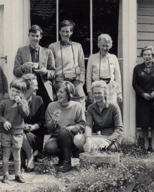 Trumble and Borthwick families (Mum front right, Angus smallest), ca. 1968 Trumble and Borthwick families (Mum front right, Angus smallest), ca. 1968