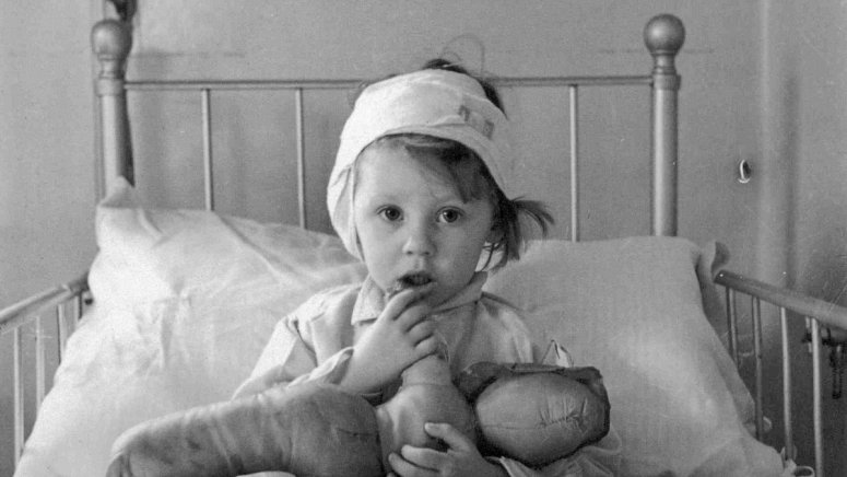 Eileen Dunne in The Hospital for Sick Children, 1940
	 by Cecil Beaton