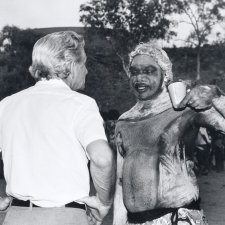 Discussion between Bob Hawke and Yunupingu, Burunga Festival, Northern Territory Discussion between Bob Hawke and Yunupingu, Burunga Festival, Northern Territory